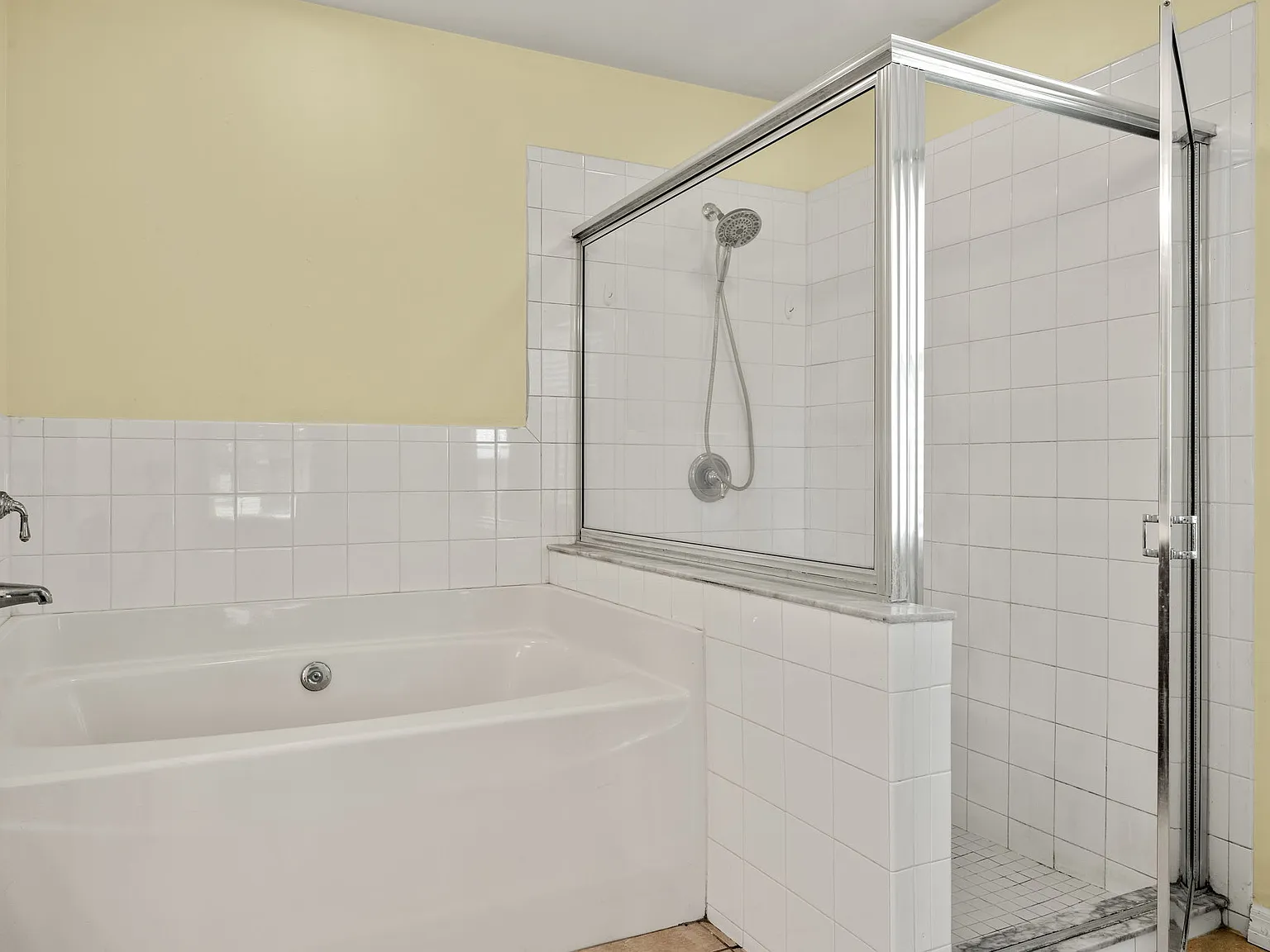3 bed, 1900 sqft, $1,999 — Photo 2