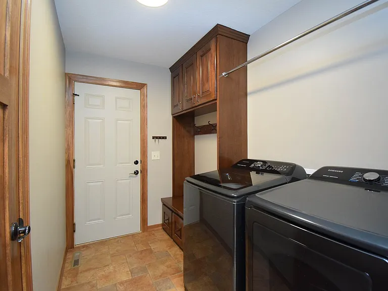 2204 S Silverthorne Ave — Photo 32