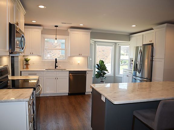 4th image of 212 Woodstock Dr