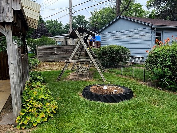 3rd image of 1314 Shawnee Ln