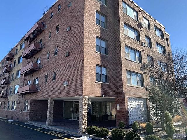 1st image of 275 Hoym St APT 3A