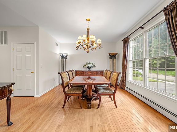 4th image of 7 Woods Edge Rd