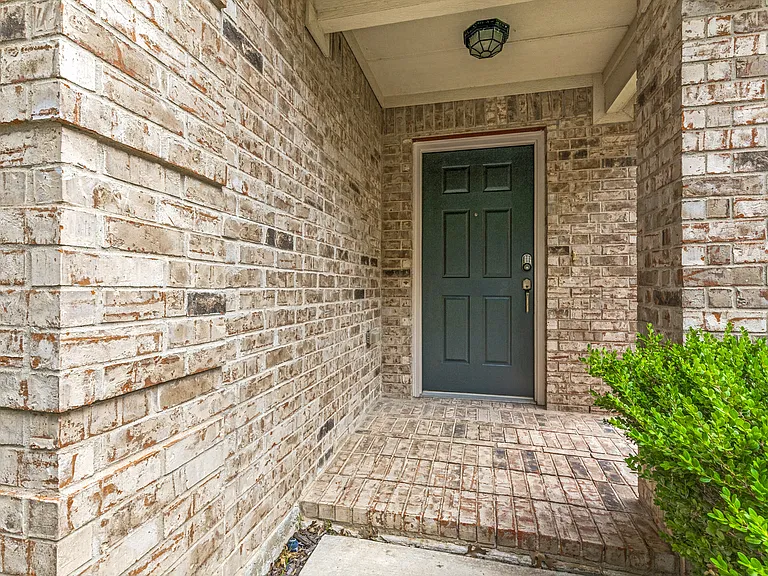 556 Winbridge Ln — Photo 4