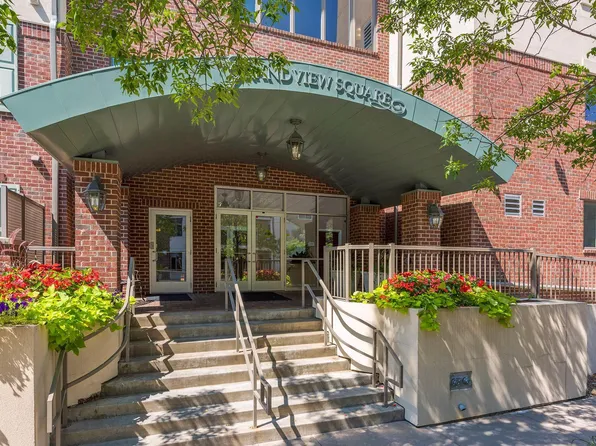 5250 Grandview Sq APT 2111, Edina, MN 55436
