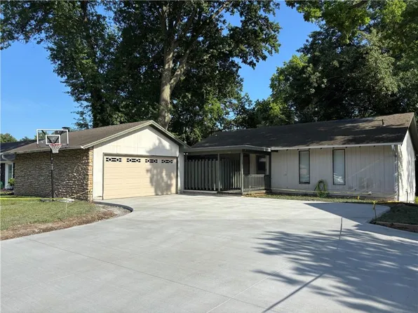 5110 Mockingbird Ln, Saint Joseph, MO 64506