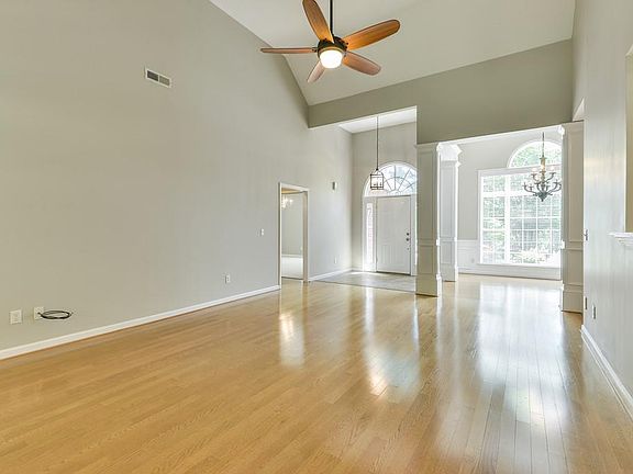 4th image of 254 Norfolk Ln