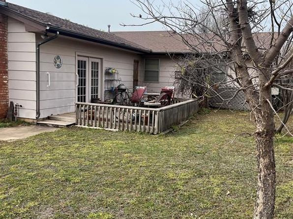 5 Ridgecrest Dr, Chickasha, OK 73018