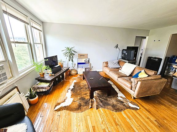 2nd image of 2406 W Farragut Ave #3