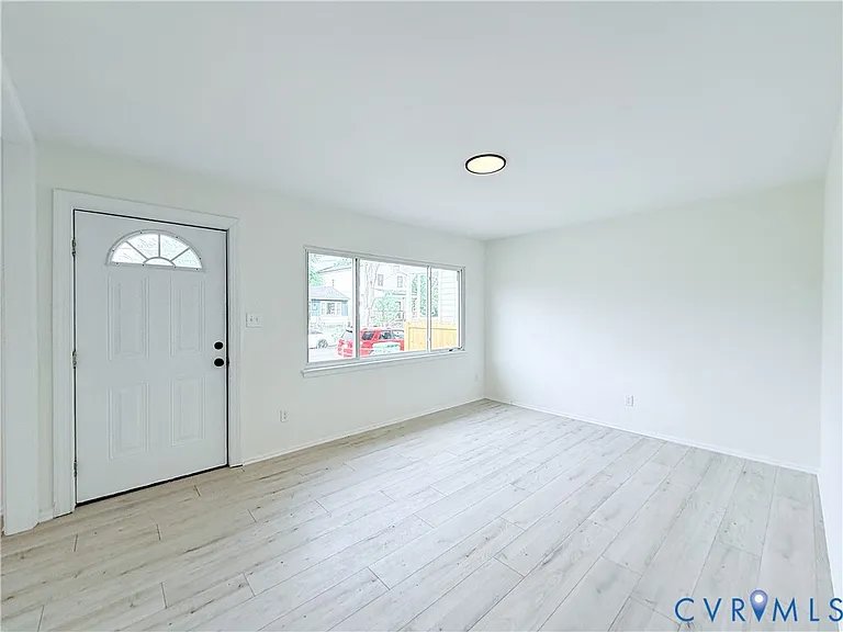 2706 Selden St — Photo 4