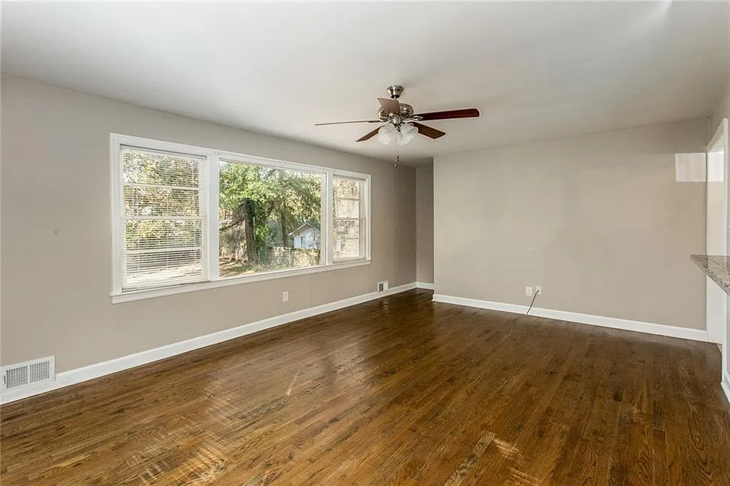 3 bed, 1.5 bath, 1283 sqft, $2,100 — Photo 3