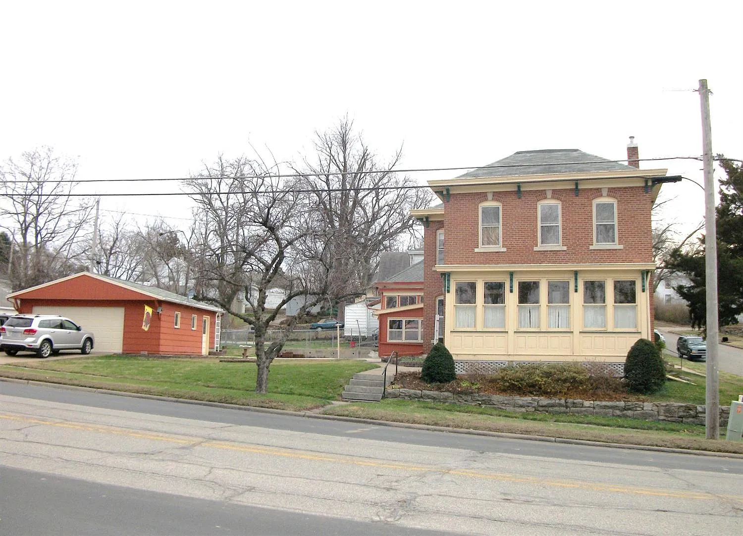 919 Division St photo 1