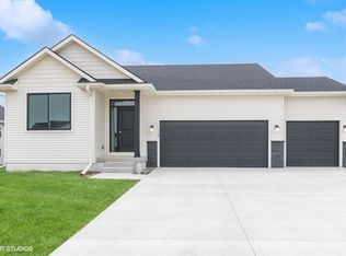 714 32nd St SW, Altoona, IA 50009