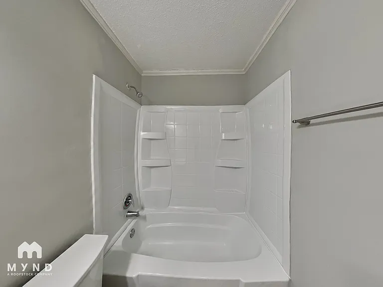 547 Whitethorn Dr — Photo 16