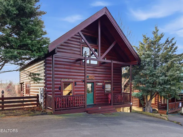 1091 Towering Oaks Dr, Sevierville, TN 37876