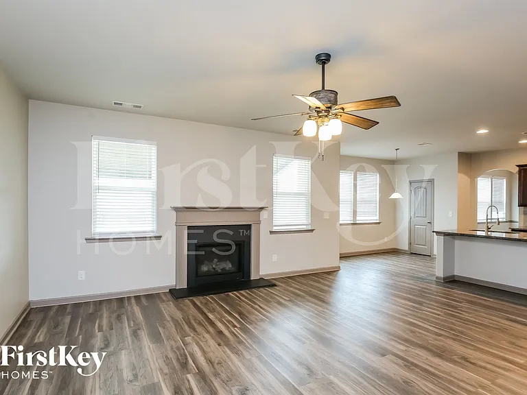 270 Freedom Pkwy — Photo 3