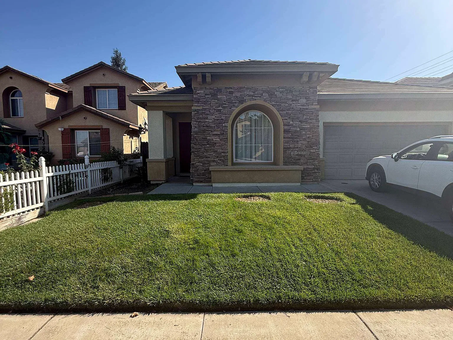 4 bed, 1937 sqft, $2,850 — Photo 1