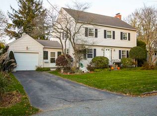 19 Colonial Rd, Bristol, RI 02809