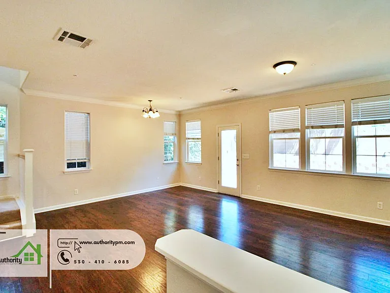 2109 Vienna Way — Photo 2