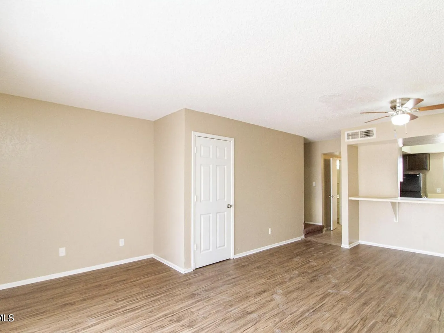 2 bed, 1.5 bath, 929 sqft, $1,300 — Photo 3