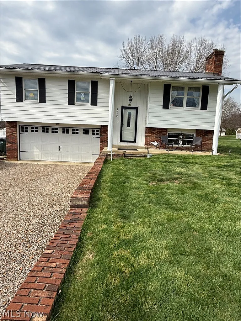 1085 Walter Dr photo 1