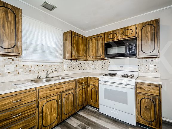 5th image of 15 Cedar Park Dr