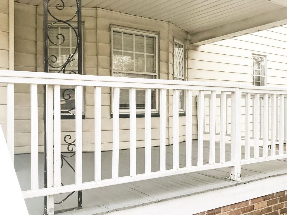 Spacious Outdoor Living Space - Personal Porch