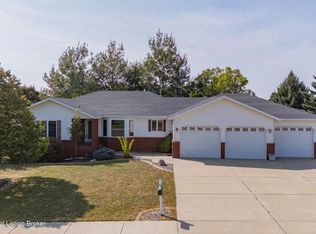 1971 10th Ave W, Dickinson, ND 58601
