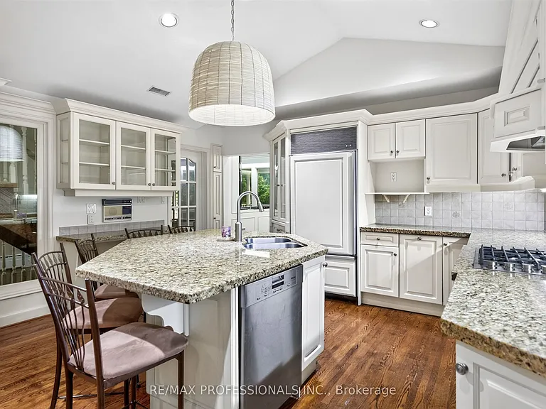 32 Edenbrook Hl — Photo 16