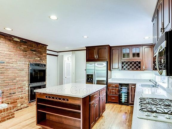 3rd image of 1009 Dalebrook Dr