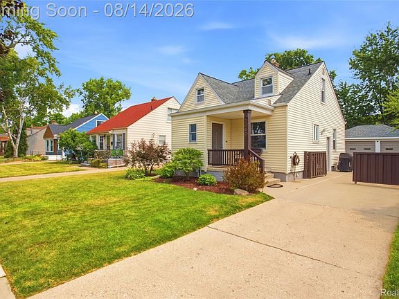 3rd image of 2060 Royal Ave
