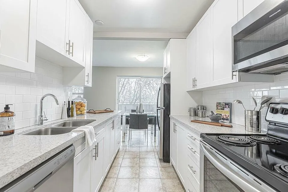 Stirling Place — Photo 4