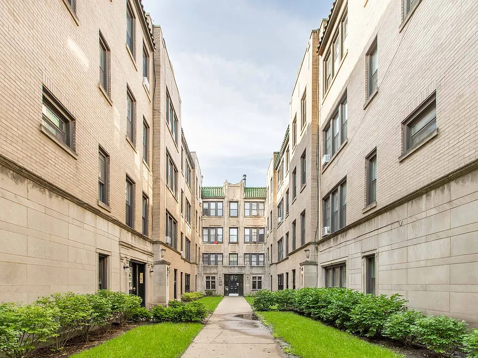 627-41 W Roscoe St