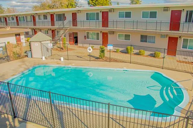 Hillcrest Apartments — Photo 4