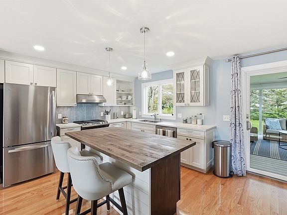 5th image of 24 Maple St