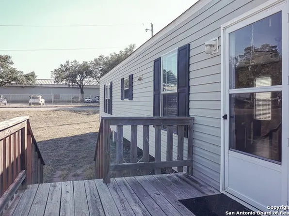 412 W Crews St, Karnes City, TX 78118