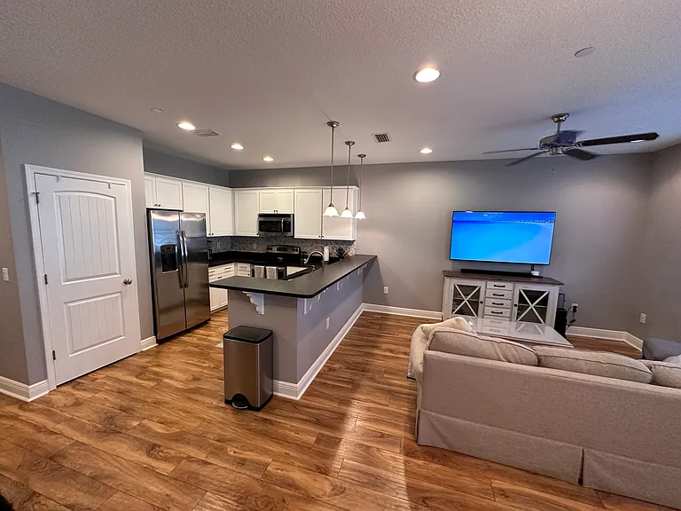 Full kitchen, fully stocked, with 4 barstools (not pictured)