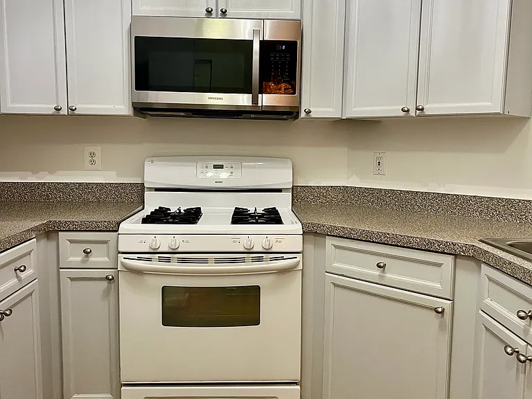 204-2701 Bellforest Ct #204 — Photo 3
