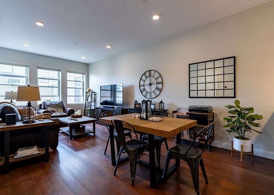 1st image of 170 W Broadway #305