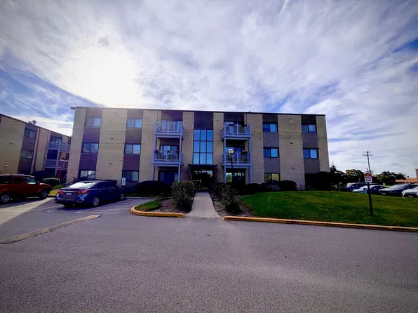 674 Pinecrest Dr APT 302, Prospect Heights, IL 60070