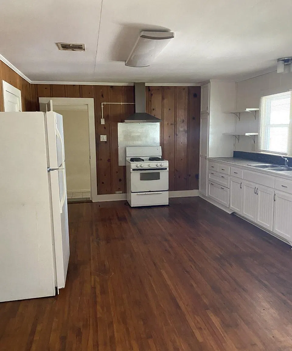 3 bed, 1300 sqft, $1,100 — Photo 2