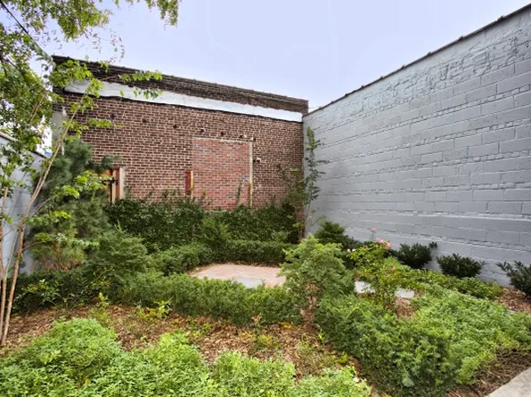 190 Conselyea Street image 1 of 8