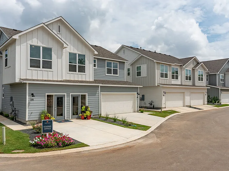 Farm Haus Luxury Rental Homes — Photo 6