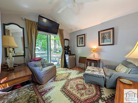 5th image of 518 Rhododendron Rd
