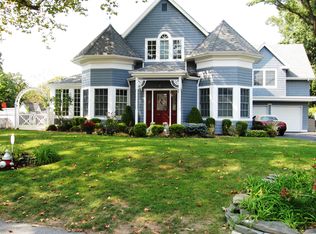 12 Pine Dr N, Roslyn, NY