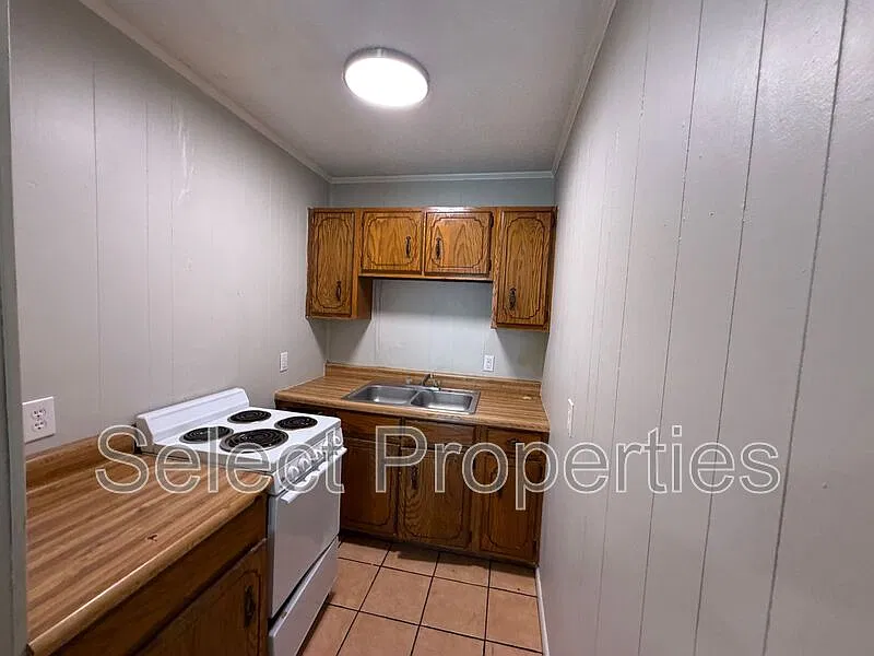 203 N Rogers St — Photo 3