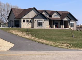 10576 Cox Springs Rd, Peosta, IA 52068