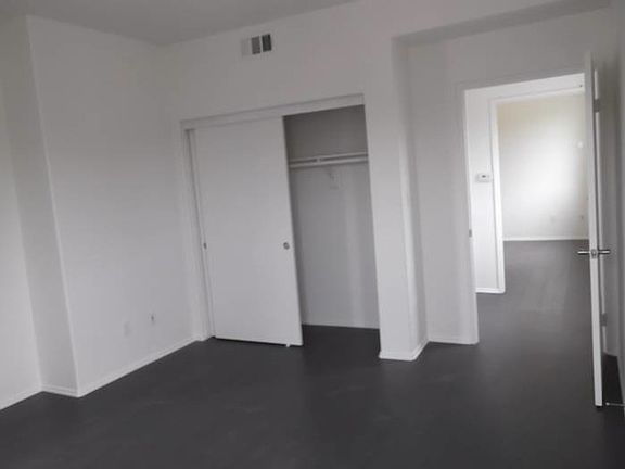 4th image of 1296 W 37th Pl #1296