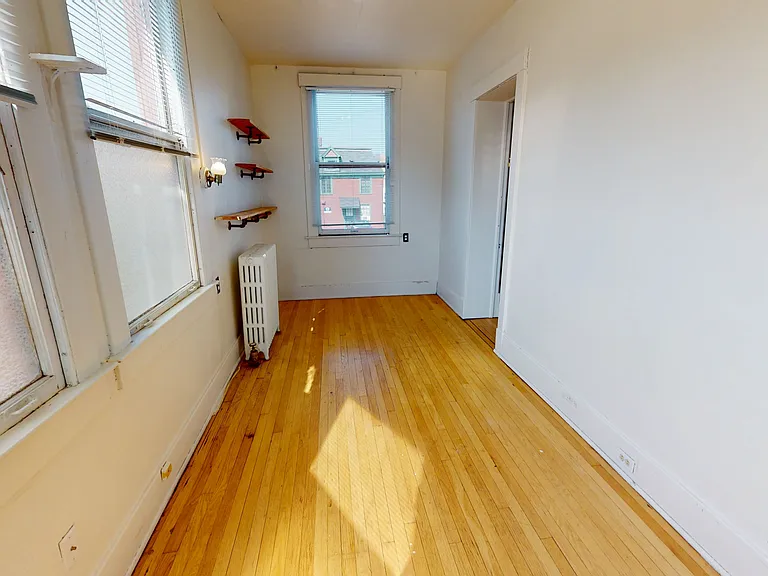 320 S Division St — Photo 1