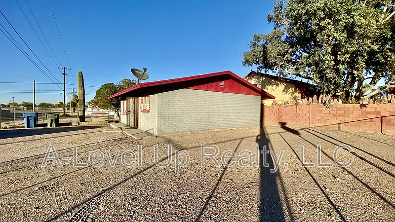 3 bed, 1.0 bath, 1200 sqft, $1,200 — Photo 2