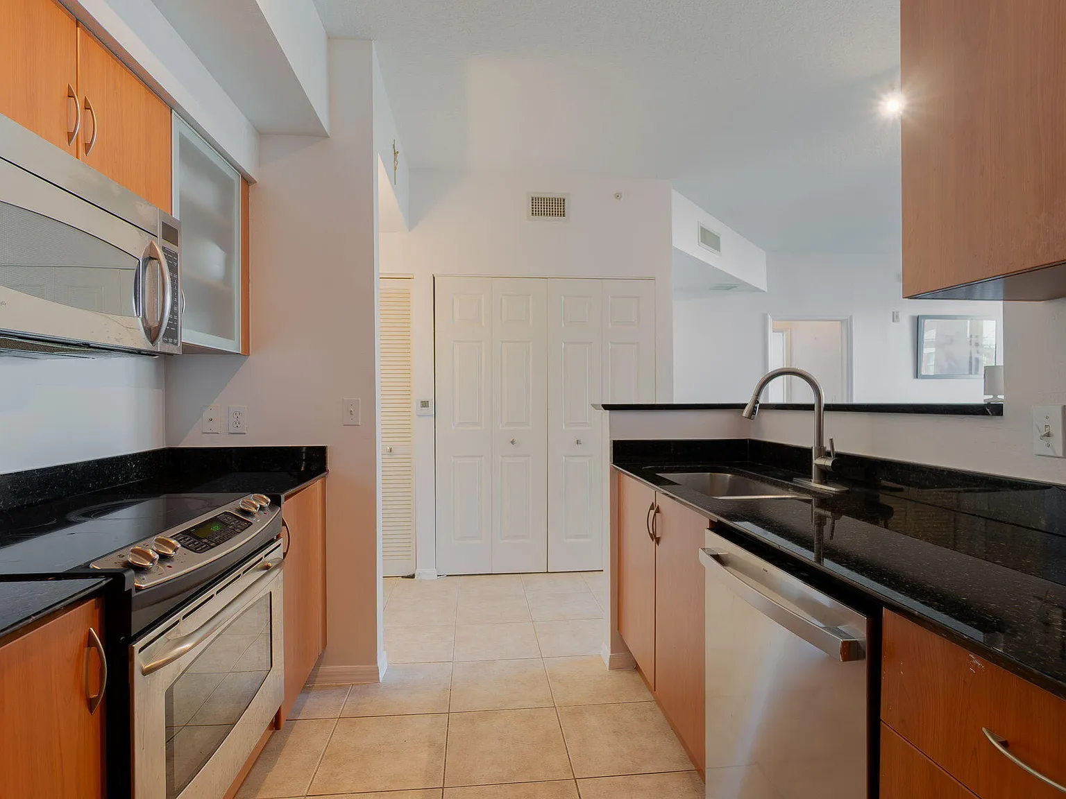 2 bed, 2.0 bath, 1000 sqft, $2,649 — Photo 1